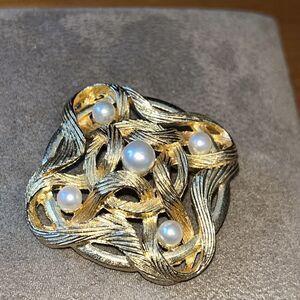 Vintage SIGNED LISNER GOLD TONE Ribbon Swirl WITH FAUX PEARLS PIN BROOCH